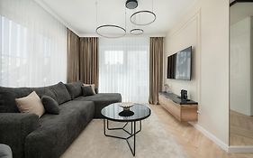 Elegancki Apartament z Parkingiem Blisko Starego Miasta by Noclegi Renters